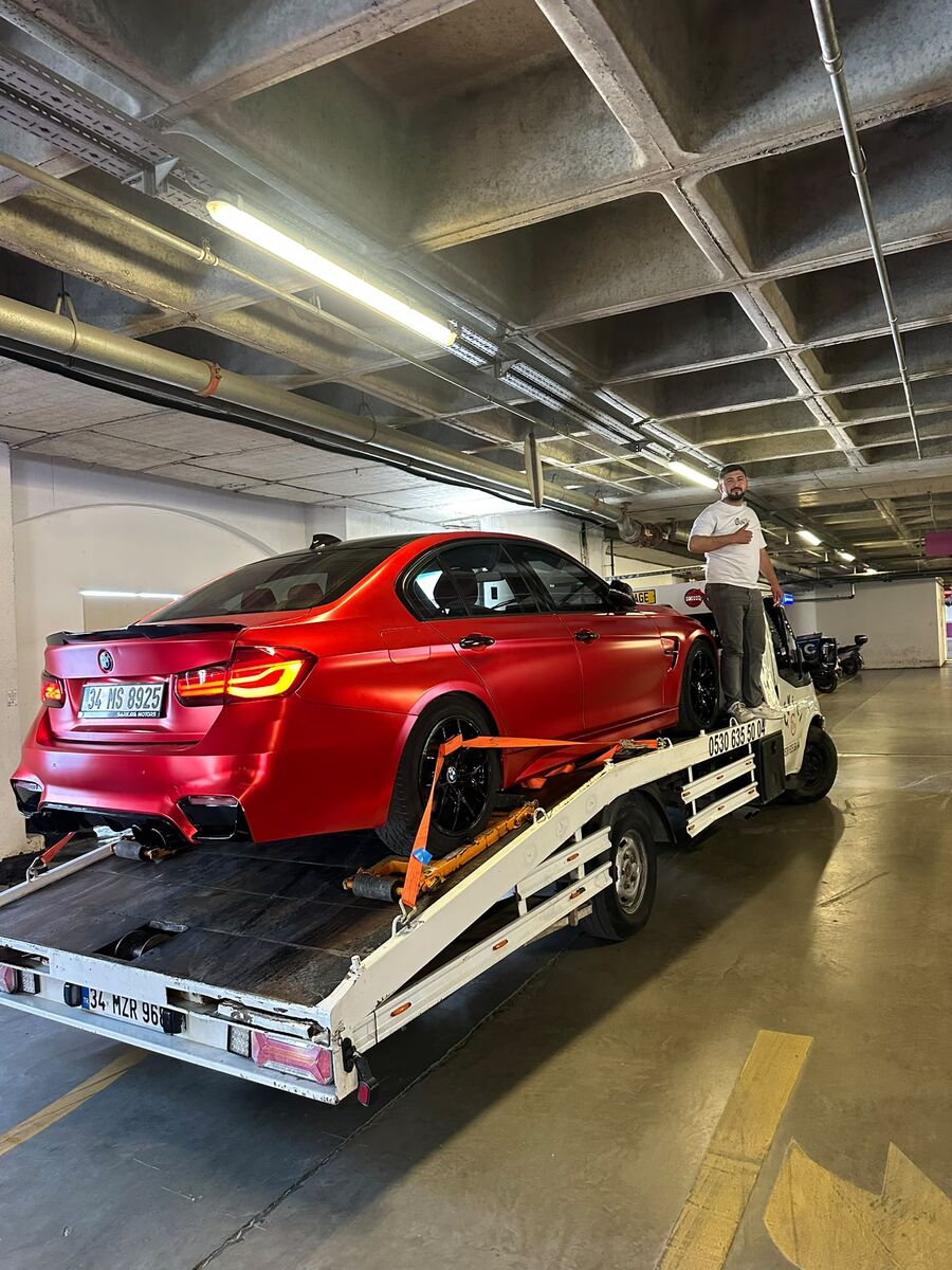 Kırmızı BMW otoparktan çekiciye yükleniyor