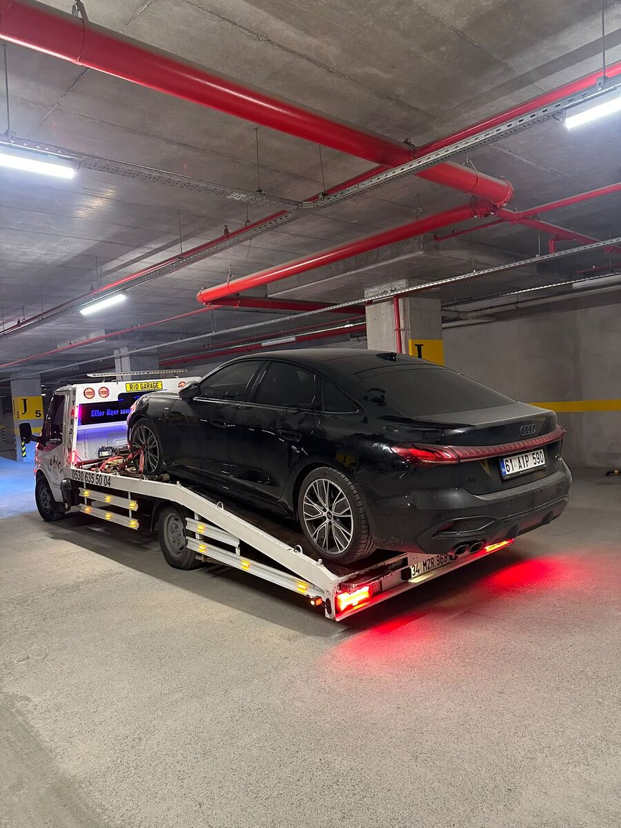 Siyah lüks sedan çekici üzerinde
