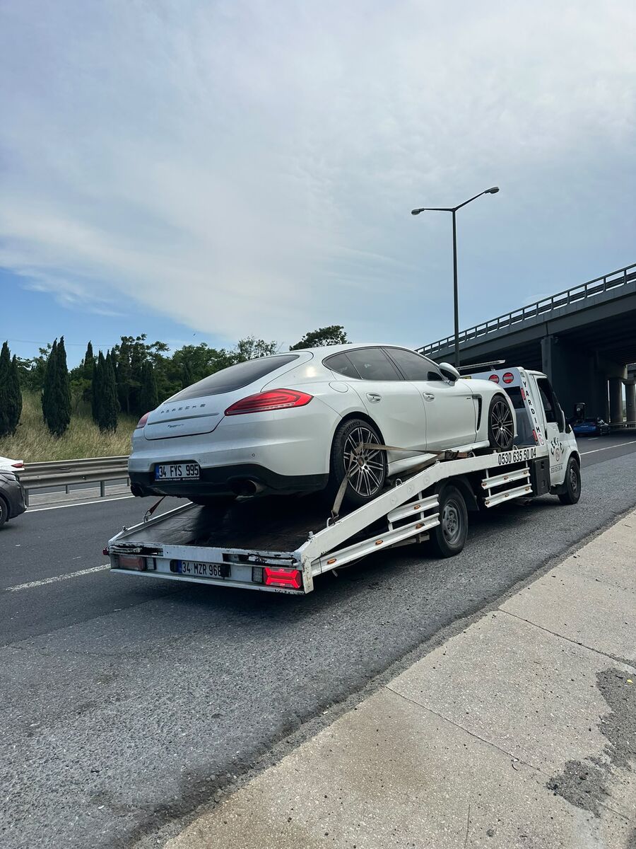 Porsche Panamera çekici üzerinde